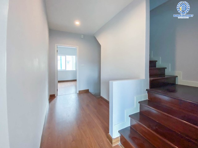 *****ทาวน์เฮ้าส์มือสองย่านนนทบุรี ม. ดิเอ็กคลูซีฟ รัชดา-วงส์สว่าง บ้านสวยพร้อมเข้าอยู่ บนเนื้อที่กว่า 24.40 ตร.ว.  พื้นที่ใช้สอยกว้างถึง 200 ตร.ม. 3 ห้องนอน 2 ห้องน้ำ 2 ที่จอดรถ บนทำเลโซนเมือง เดินทางสะดวกใกล้ร้านอาหาร เชื่อมต่อถนน วงศ์สว่าง, ติวานนท์, รัตนาธิเบศร์ ใกล้รถไฟฟ้าสายสีม่วงสถานี "แยกติวานนท์"